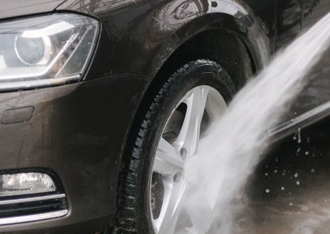 apakah mencuci mobil terlalu sering merusak mobil