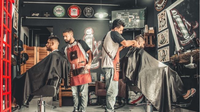 Panduan Lengkap Barbershop: Tips Memilih & Pengalaman Terbaik untuk Perawatan Rambut Pria Panduan Lengkap Barbershop